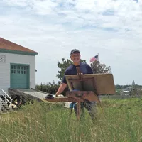 Willian Welch en plein air at Brant Point - photo by Robert Frazier